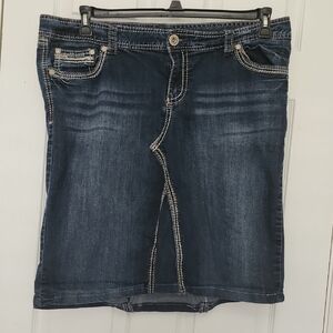 MAURICES WOMAN'S DENIM SKIRT.